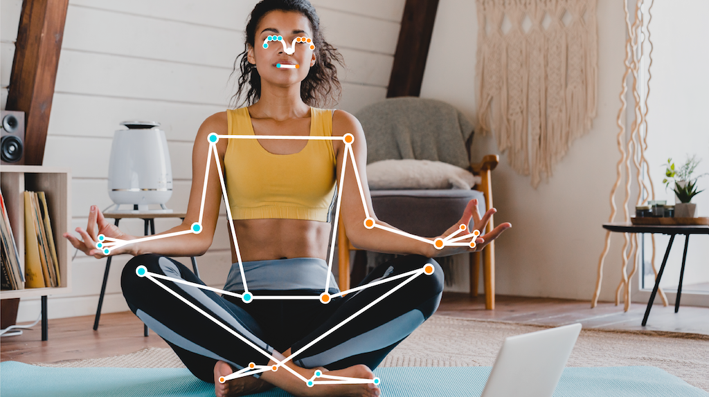 Eine Frau in einer meditativen Pose. Ihre Pose wird durch einen Wireframe hervorgehoben, der die Positionierung ihrer Gliedmaßen und ihres Torsos angibt.