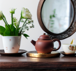 Image photo réaliste générée d&#39;une théière posée sur une table à côté d&#39;un miroir fixé au mur